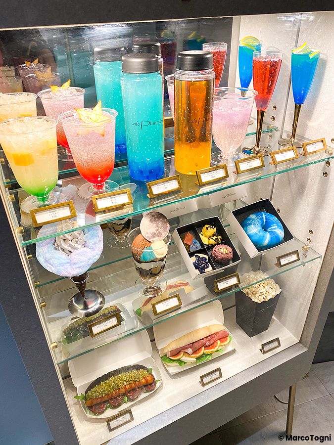 Riproduzioni di bevande in esposizione in vetrina presso il cafe Planetaria al Konica Minolta Planetaria Tokyo.