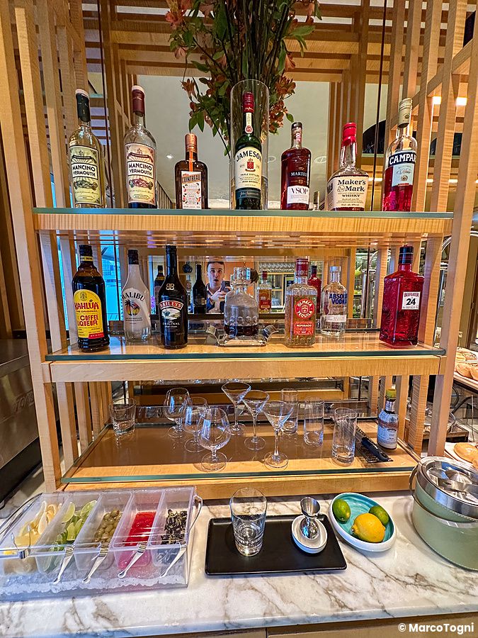 Angolo bar con alcolici ed accessori da cocktail nell'executive suite a The Ritz-Carlton, Millenia Singapore.