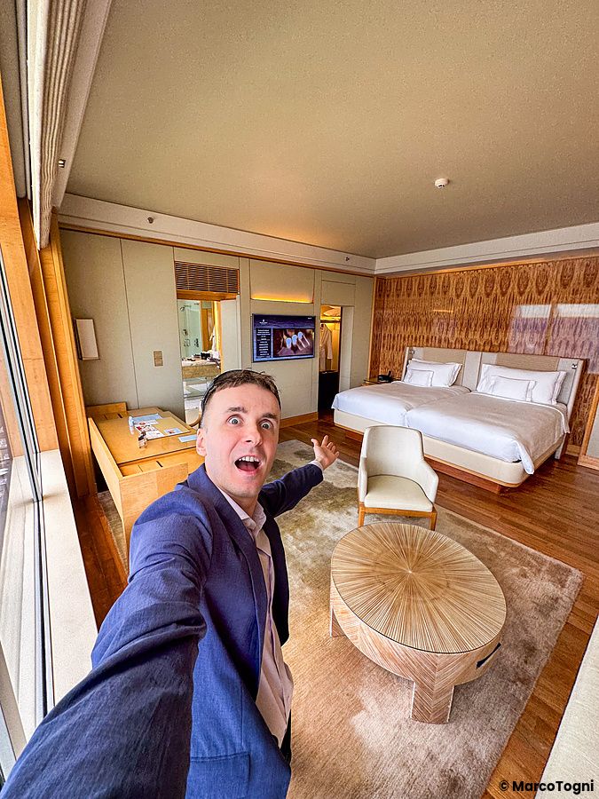 Marco Togni entusiasta in una suite di lusso al Ritz Carlton Singapore.