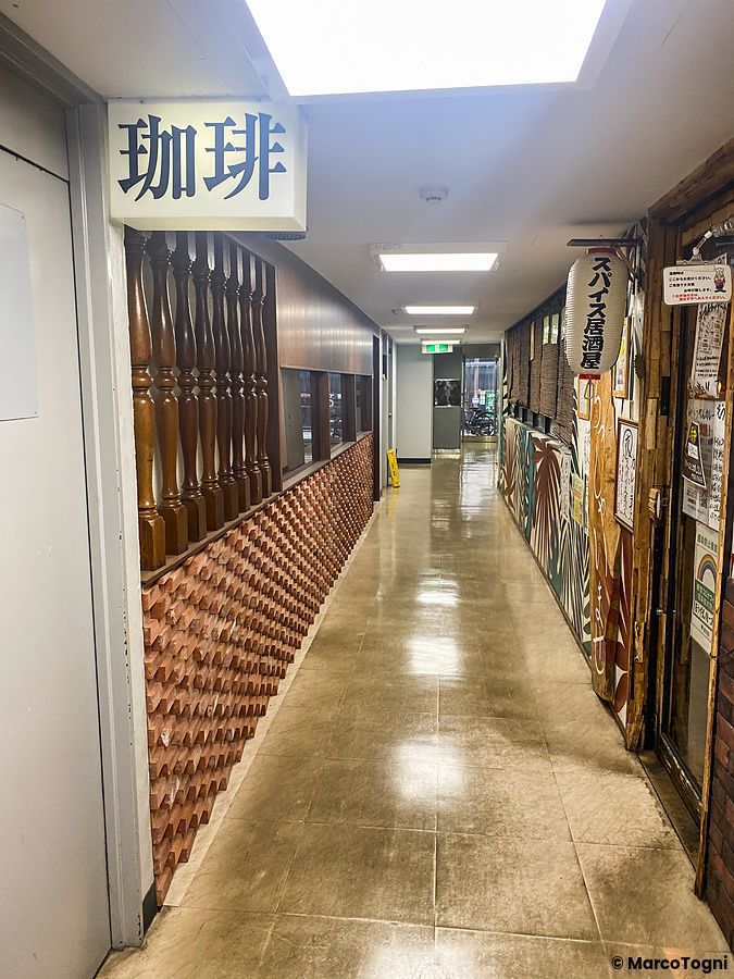 L'ingresso a Satella, una caffetteria tradizionale a Shibuya con una parete di mattoni e una lanterna in carta.