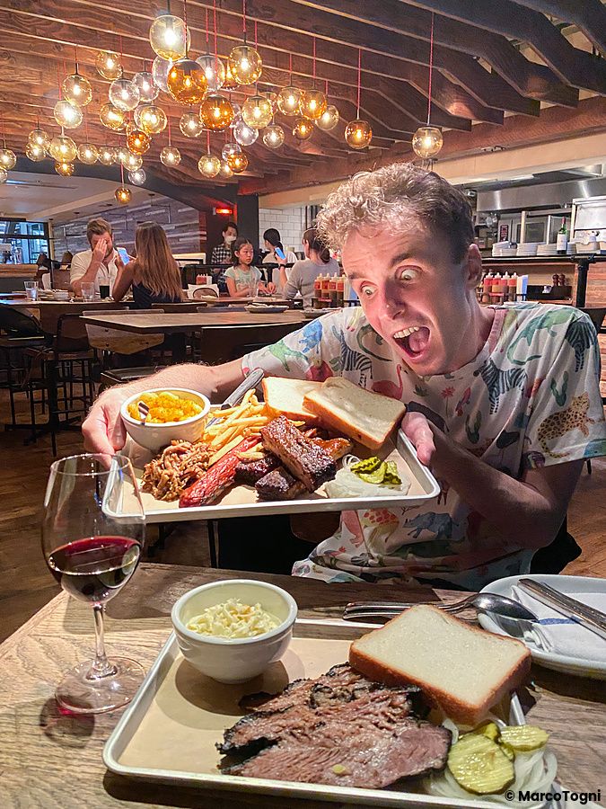 Marco Togni mostra un vassoio di barbecue americano al ristorante Smokehouse (Jingumae, Tokyo).