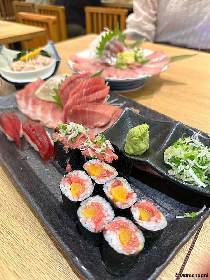 Sushi e sashimi su un piatto elegante al Sushi no Darihan in un ristorante di Shinjuku.