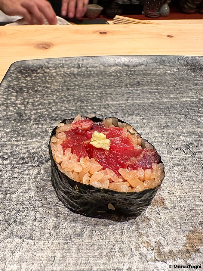 Un maki con tonno servito su un piatto di pietra scuro in un ristorante di sushi chiamato Sushi Punch a Tokyo.