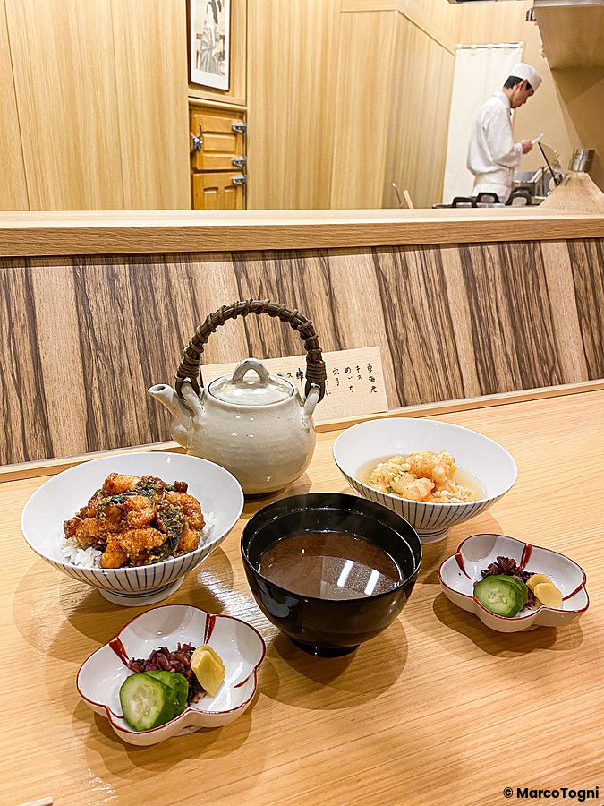 Set finale con tempura kakiage servito su un bancone in legno presso il ristorante Tempura Shimomura a Tokyo.