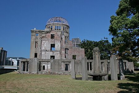 Genbaku Dome a Hiroshima con cielo blu e area verde circostante.