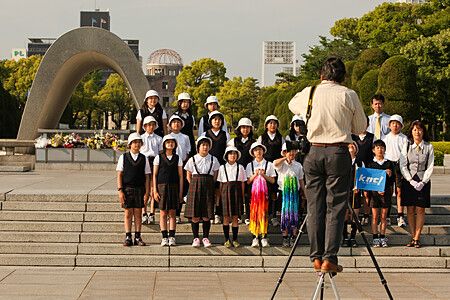 Gruppo di studenti in divisa al Parco della Pace di Hiroshima.