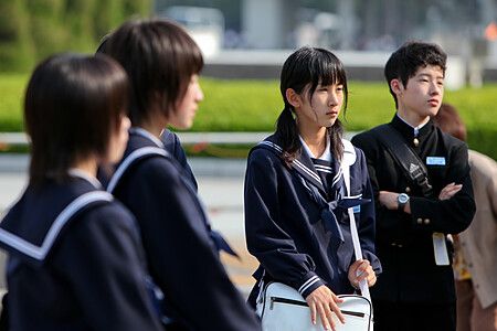 Studenti in uniforme nel Parco della Pace a Hiroshima.
