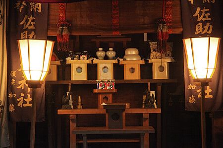 Altare illuminato al santuario Sasuke Inari a Kamakura.
