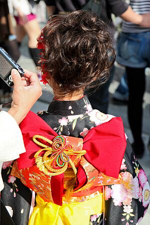 Persona in kimono con obi rosso al Santuario Tsurugaoka Hachiman a Kamakura.