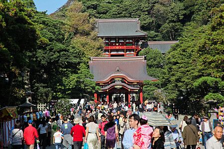 Folla al santuario Tsurugaoka Hachiman a Kamakura in una giornata soleggiata.