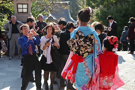 Gruppo di persone in abiti tradizionali al Santuario Tsurugaoka Hachiman a Kamakura