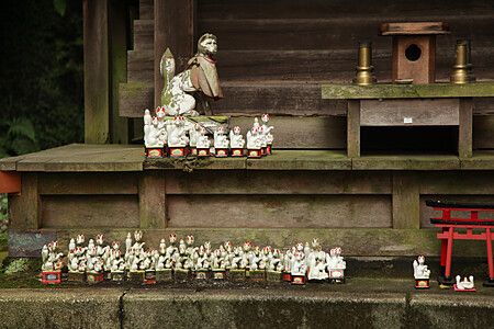 Statuette di volpi al Sasuke Inari a Kamakura, simboli del tempio.