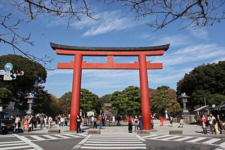 Torii rosso al Santuario Tsurugaoka Hachiman a Kamakura con persone intorno.