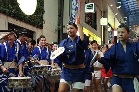 Persone in abiti tradizionali danzano all'Awa Odori di Koenji.