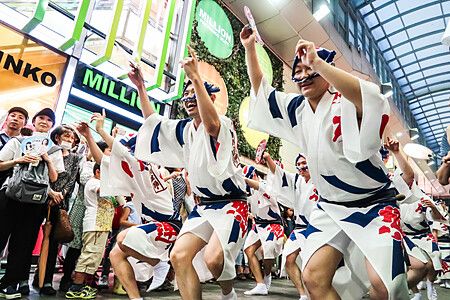 Persone che danzano in abiti tradizionali durante il Koenji Awa Odori a Tokyo.