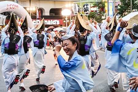Persone danzano in abiti tradizionali al Koenji Awa Odori di Tokyo.