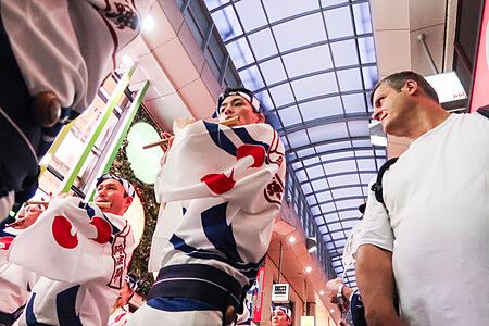 Persone che danzano in abiti tradizionali durante il Koenji Awa Odori sotto un tetto di vetro