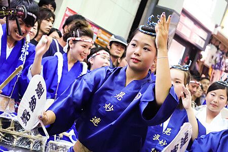 Danzatori in abiti blu si esibiscono al festival Koenji Awa Odori a Tokyo.