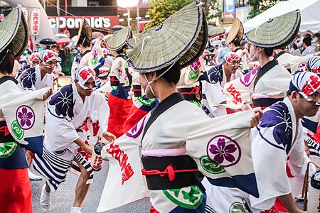 Persone in kimono danzano durante il Koenji Awa Odori a Tokyo.