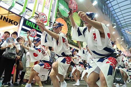 Danzatori in abiti tradizionali al festival Koenji Awa Odori a Tokyo.