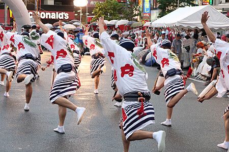 Ballerini in costumi tradizionali danzano al festival Koenji Awa Odori a Tokyo