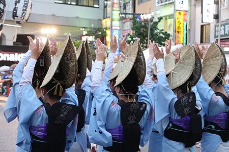 Persone in abiti tradizionali danzano al festival Koenji Awa Odori.