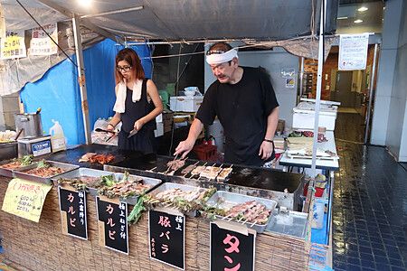 Bancarella street food al Koenji Awa Odori con due persone che cucinano.