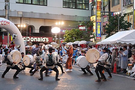 Persone in costumi tradizionali suonano tamburi al Koenji Awa Odori a Tokyo