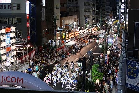 Koenji Awa Odori festival a Tokyo, con danzatori e folla di notte.