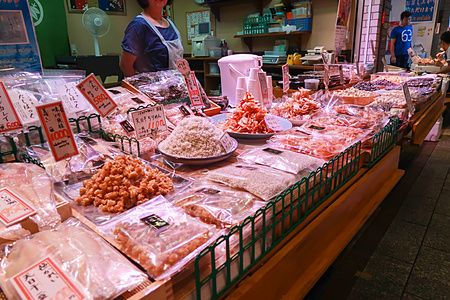 vari prodotti alimentari su una bancarella nel mercato Nishiki a Kyoto.