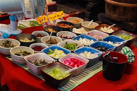 ciotole di vari alimenti e sottaceti al mercato Nishiki a Kyoto.