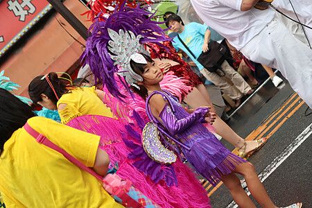 Bambina in costume da samba a Asakusa Samba Carnival con piume viola.