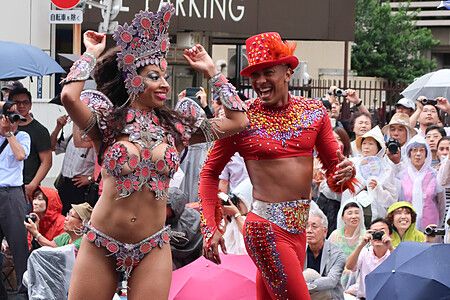 Due persone in costumi di samba ballano all'Asakusa Samba Carnival a Tokyo.