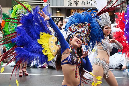 Donna in costume di piume blu e gialle al Asakusa Samba Carnival