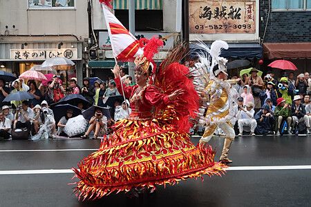 Persona in abito colorato danza durante l'Asakusa Samba Carnival a Tokyo.