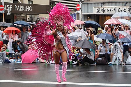 Donna in costume da samba rosa sfila all'Asakusa Samba Carnival, Tokyo.
