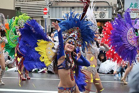Persona in costume da samba colorato durante Asakusa Samba Carnival a Tokyo.