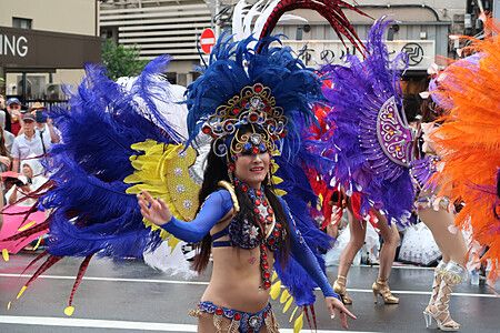 Donna in costume colorato danza all'Asakusa Samba Carnival a Tokyo.