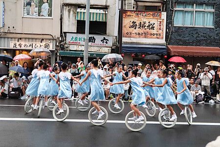 Ragazze su monocicli in una parata all'Asakusa Samba Carnival.