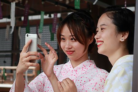 due persone in yukata scattano un selfie a Kyoto.