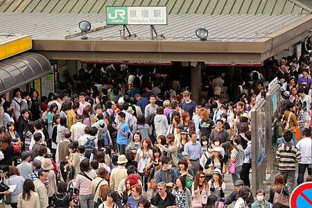 Folla di persone all'ingresso della stazione di Harajuku in Giappone.