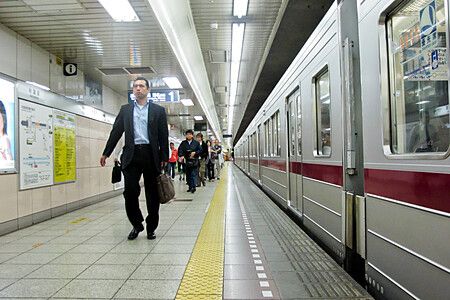 Stazione della metropolitana in Giappone con persone sulla banchina