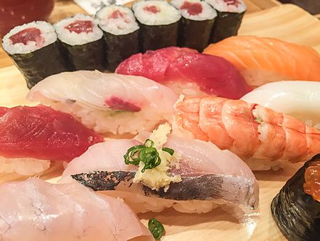 Un vassoio di legno con diversi pezzi di nigiri e hosomaki al Tama Sushi a Tachikawa.