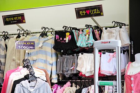 Esposizione di capi di abbigliamento femminile all'interno di un negozio a Takeshita Dori, Harajuku.
