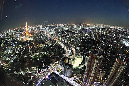 Vista notturna di Tokyo con la Tokyo Tower illuminata.