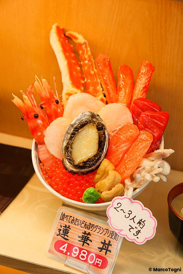 Modello gastronomico di una ciotola di riso e pesce fresco esposto in un ristorante a Hakodate.