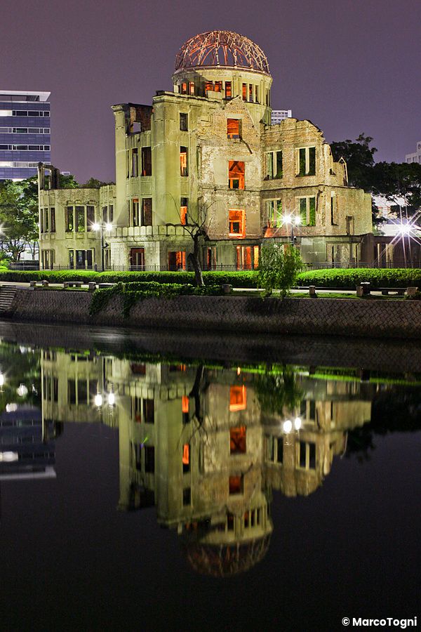 A-Bomb Dome a Hiroshima illuminato di notte con riflesso sull'acqua.