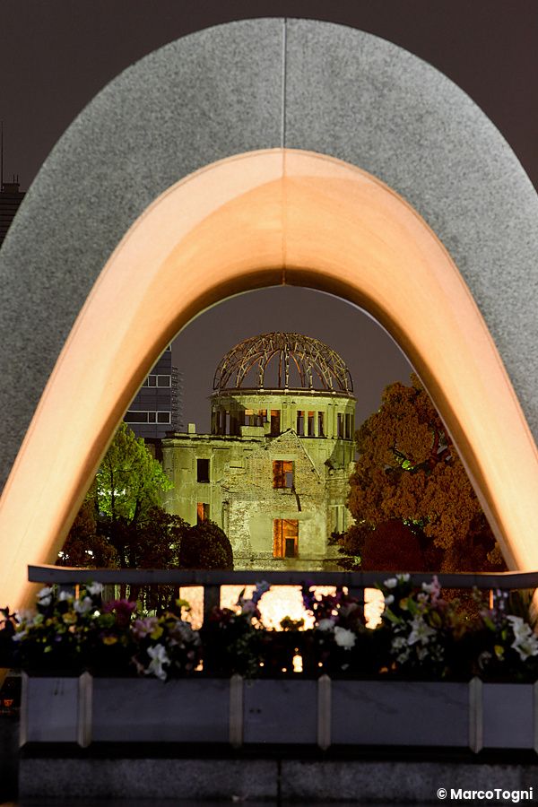 Arco incornicia il Memoriale della Pace di Hiroshima illuminato di notte.