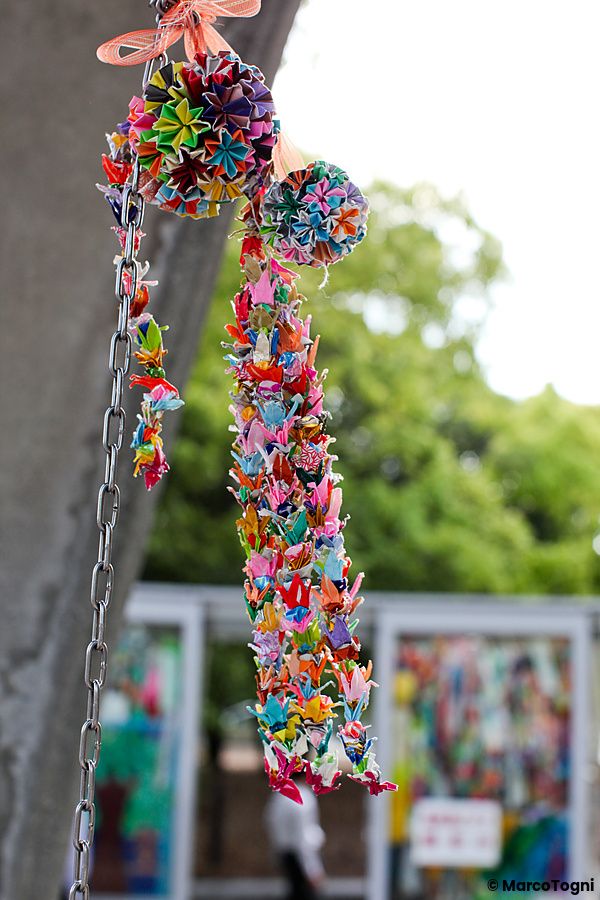 Gru di carta colorate appese come simbolo di pace nel Parco della Pace di Hiroshima.