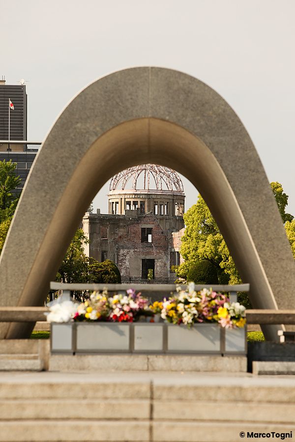 Il cenotafio del Parco della Pace di Hiroshima con l'A-Bomb Dome sullo sfondo.